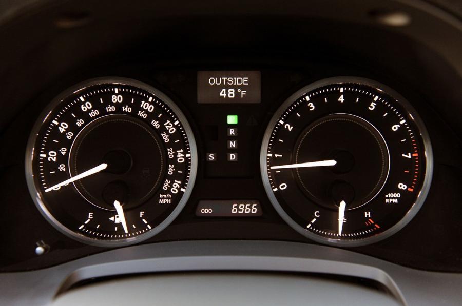  Lexus IS350C F-Sport 2010 года  (фото 11 из 36)